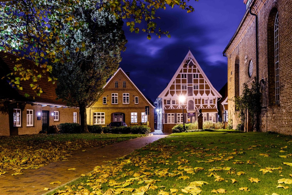 Hinter der Kirche